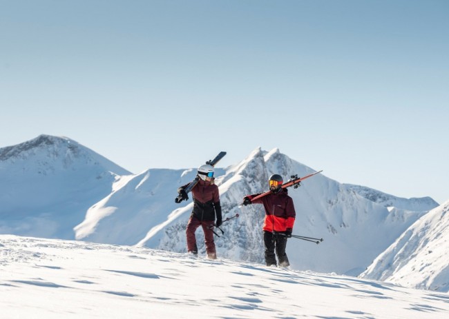 Die Skifahrer mit den Ski auf den Schultern im Skigebiet © TVB Großarltal/Lorenz Masser