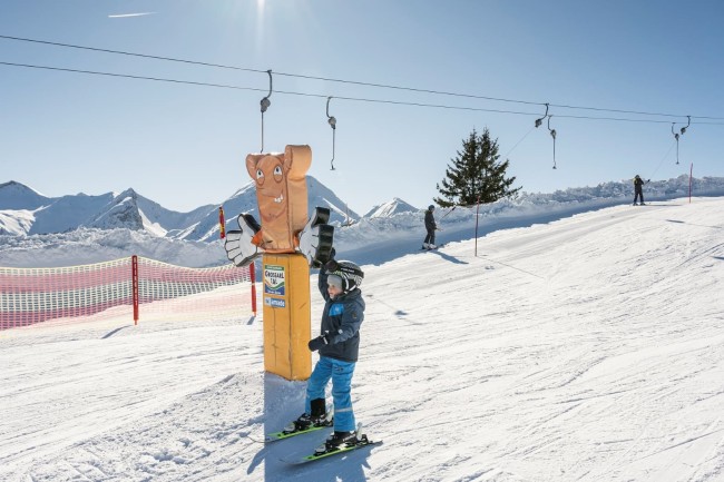 Die Skifahrer mit den Ski auf den Schultern im Skigebiet © TVB Großarltal/Lorenz Masser